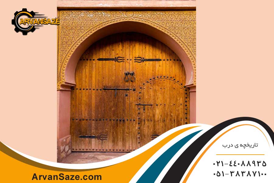 درب چوبی بزرگ با سر در کمانی که یک درب کوچکتر داخل آت تعبیه شده است.